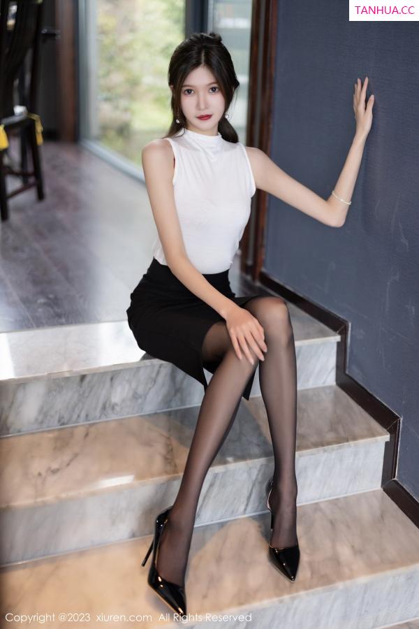 程程程  [XiuRen]高清写真图 2023.01.31 No.6194 程程程- 黑丝短裙第24张图片